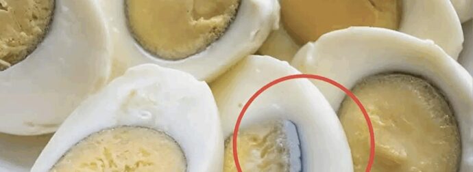 Γιατί εμφανίζεται ένα πράσινο δαχτυλίδι γύρω από σκληρά βρασμένα αυγά;