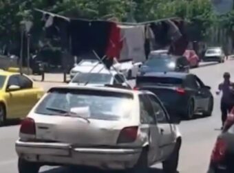 Παγκράτι: Μια εικόνα απλώστρας με ρούχα σε ουρανό αυτοκινήτου έγινε viral – Η θλιβερή ιστορία που κρύβεται από πίσω