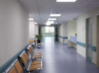 ΕΚΤΑΚΤΗ ΕΙΔΗΣΗ ΓΙΑ ΤΗΝ ΓΙΑΤΡΟ ΠΟΥ ΝΟΣΕΙ ΜΕ ΑΙΜΟΡΡΑΓΙΚΟ ΠΥΡΕΤΟ – ΤΙ ΕΠΑΘΑΝ 25 ΣΥΝΑΔΕΛΦΟΙ ΤΗΣ ΠΟΥ ΗΡΘΑΝ ΣΕ ΕΠΑΦΗ ΜΑΖΙ ΤΗΣ