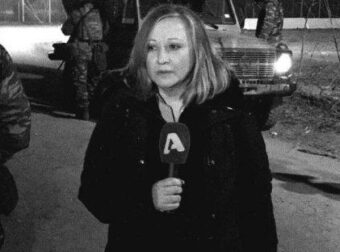 Ράγισαν καρδιές στην κηδεία της Ηρώς Καριοφύλλη: Συντετριμμένοι η μητέρα και ο αδερφός της