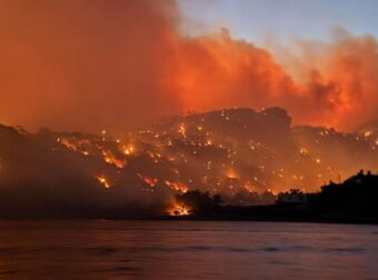Νύχτα κόλαση στο Λασίθι: Τεράστια ανεξέλεγκτη η φωτιά – Εκκενώνονται οικισμοί – Σκάφη απομακρύνουν κόσμο – Απειλούνται και ξενοδοχεία