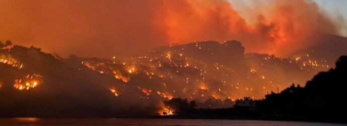 Νύχτα κόλαση στο Λασίθι: Τεράστια ανεξέλεγκτη η φωτιά – Εκκενώθηκαν οικισμοί και ξενοδοχεία