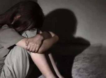 Συγκλονiζει η «Σταχτοπούτα των Παξών»: Με βiαζε ο πατριός μου και η μάνα μου με χτυπούσε στην πλάτη με τον πλάστη του φαγητού
