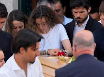 Ντιόγκο Ζότα: Τελευταίο αντίο με δάκρυα και σιωπή – Η στιγμή του σπαραγμού της γυναίκας του πάνω από το φέρετρο