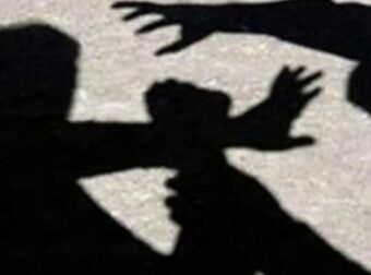 Παρουσιάστρια πλάκωσε στον ξύλο της κόρη της σε δρόμο της Βουλιαγμένης