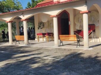 Αγρίνιο: Ράγισαν καρδιές στην κηδεία του 21χρονου Θανάση – Με κουφέτα και λευκά λουλούδια το τελευταίο «αντίο»