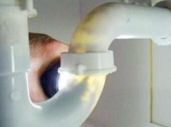 Ρίξτε αλάτι μέσα στην τουαλέτα και θα έχετε καθαρούς σωλήνες