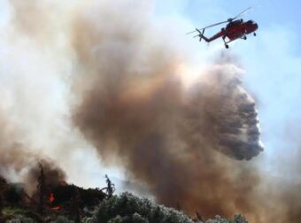 Φωτιά στις Οινιάδες Αιτωλοακαρνανίας – Επιχειρούν και εναέρια μέσα