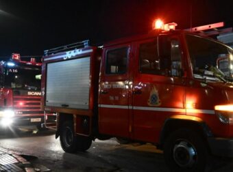 Φωτιά κοντά στον Προαστιακό – Συναγερμός στην Πυροσβεστική – Οι πρώτες εικόνες