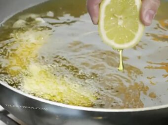 Στίψτε ένα λεμόνι μέσα στο ταψί πριν το τηγάνισμα