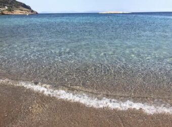 Οι 30 ακατάλληλες περιοχές που δεν πρέπει να κολυμπήσετε κοντά στην Αθήνα