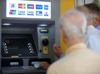 ΣΥΝΤΑΞΕΙΣ ΑΥΓΟΥΣΤΟΥ: ΑΝΑΣΤΑΤΩΜΕΝΟΙ ΧΙΛΙΑΔΕΣ ΕΛΛΗΝΕΣ ΣΥΝΤΑΞΙΟΥΧΟΙ ΠΟΥ ΕΧΟΥΝ ΚΑΝΟΝΙΣΕΙ ΔΙΑΚΟΠΕΣ – ΤΟΤΕ ΘΑ ΔΟΥΝ ΛΕΦΤΑ