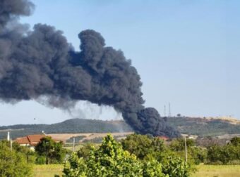 Αλεξανδρούπολη: Καίγεται πασίγνωστο εργοστάσιο – Μαύροι καπνοί παντού – Μήνυμα του 112 «Κλείστε πόρτες και παράθυρα» – Δείτε βίντεο