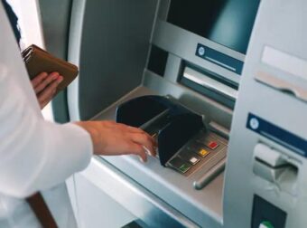 Τράπεζες: Ποιες συναλλαγές θα είναι δωρεάν και ποιες θα μας χρεώνουν τα ATM