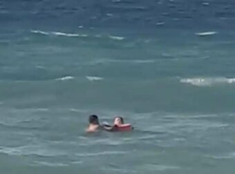 Κρήτη: Σερβιτόρος βούτηξε στη θάλασσα και έσωσε άνδρα που είχε παρασυρθεί από τα ρεύματα