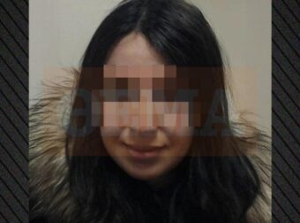 ΚΑΤΩ ΠΑΤΗΣΙΑ: ΠΟΙΟΣ ΕΙΝΑΙ Ο ΕΛΛΗΝΑΣ ΠΟΥ ΕΜΕΝΕ ΜΕ ΤΗΝ ΑΛΓΕΡΙΝΗ ΜΗΤΕΡΑ ΤΗΣ 3ΧΡΟΝΗΣ