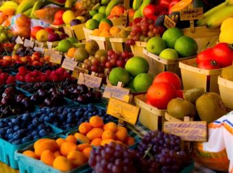 Απαγορευμένα φυτοφάρμακα χρησιμοποιούν Έλληνες αγρότες σε πασίγνωστα καλοκαίρινα φρούτα και όχι μόνο