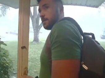 Μιζούρι: Η στιγμή που κεραυνός πέφτει δίπλα σε 32χρονο πατέρα – Τον «έσωσε» ο γιος του