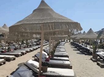 «Μόνο 450 εupώ στην πρώτη σειρά»: TikToker εξαγριώνει τα social για τις «φθηνές» ξαπλώστρες στη Μύκονο