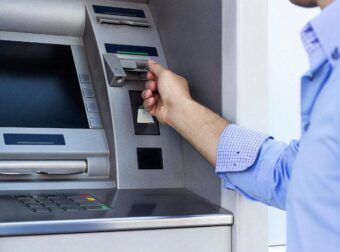 ΤΡΕΧΟΥΝ ΣΤΑ ΑΤΜ ΧΙΛΙΑΔΕΣ ΕΛΛΗΝΕΣ – ΜΠΑΙΝΟΥΝ ΑΠΟ ΣΗΜΕΡΑ ΜΕΧΡΙ 8 ΑΥΓΟΥΣΤΟΥ ΤΑ ΛΕΦΤΑ ΣΤΟΥΣ ΛΟΓΑΡΙΑΣΜΟΥΣ ΣΑΣ