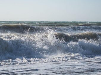 Παvικός και δάκρυα στην παραλία: Νεκρός άντρας, πήγε για μπάνιο και ξεψύχησε μπροστά στα μάτια της γυναίκας του στην Επανομή