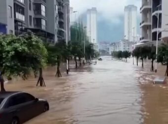 ΠΕΚΙΝΟ: ΑΠΟΜΑΚΡΥΝΟΝΤΑΙ ΕΣΠΕΥΣΜΕΝΑ  ΚΑΤΟΙΚΟΙ ΑΠΟ ΤΑ ΣΠΙΤΙΑ ΤΟΥΣ – ΕΡΧΕΤΑΙ ΚΑΚΟΚΑΙΡΙΑ
