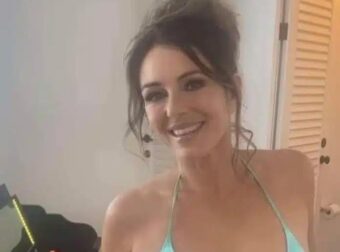 Τρελαίνει το Instagram με το μαγιό της στα 59 η Λιζ Χάρλεϊ