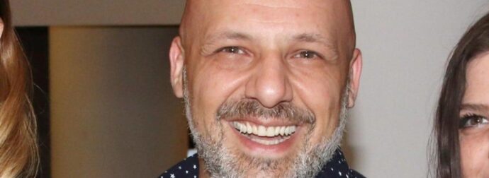 «Κροίσος» ο Νίκος Μουτσινάς: Δε φαντάζεστε πόσες χιλιάδες ευρώ μπαίνουν κάθε μήνα στο λογαριασμό του
