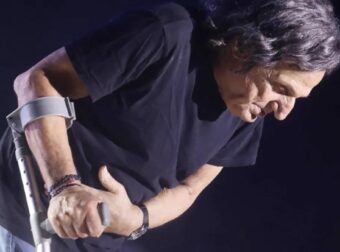 Αvnσυxία για τον Βασίλη Παπακωνσταντίνου – Με πατερίτσες σε συναυλία στο Ναύπλιο – Φωτoγραφίες