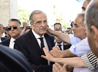 Κηδεία Λένας Σαμαρά: Συγκλονιστικές εικόνες αυτή τη στιγμή στο Νεκροταφείο – Έφτασε ο Αντώνης Σαμαράς μαζί με τον γιό του