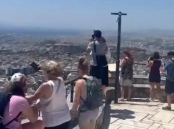 Τουρίστας πήγε να βγάλει φωτογραφία και έπεσε στο κενό από τον Λυκαβηττό