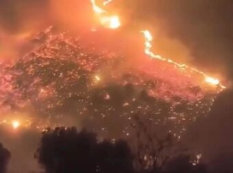 Εκτός ελέγχου η φωτιά: Εκκενώθηκαν ακόμη 6 οικισμοί – Βίντεο που κόβουν την ανάσα από το πύρινο μέτωπο – Στο νοσοκομείο 4 πυροσβέστες