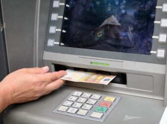 Αν το δεις σε ΑΤΜ, φύγε: Ειδικοί προειδοποιούν για κόλπο που κλέβει χρήματα χωρίς να το καταλάβεις