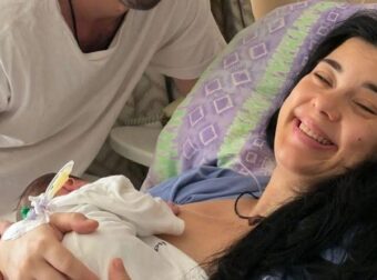Πλέει σε πελάγη ευτυχίας η Ελληνίδα ηθοποιός – Έγινε μαμά για πρώτη φορά στα 50 της