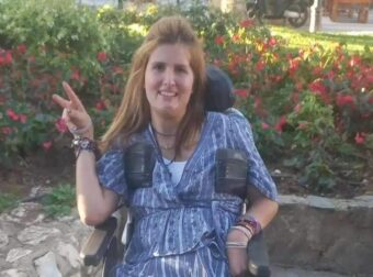 Η Μυρτώ της Πάρου βρίσκει ξανά χαρά στη θάλασσα – Το συγκινητικό μήνυμα της μητέρας της