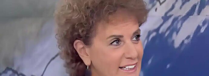 Χριστίνα Σούζη: Η εξήγηση για το άφρο λουκ που επέλεξε – «Μόλις τελείωσα από εδώ πήγα στο κομμωτήριο»