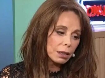 Συγκινεί η Βούλα Πατουλίδου για τον θάνατο του συζύγου της: «Τρεις φορές ο Θεούλης μας γέμισε το καντηλάκι»