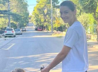 Ο γιος της Γιούλικας Σκαφιδά ξεκίνησε το σχολείο – Οι τρυφερές εικόνες