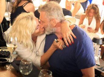 Απόστολος Γκλέτσος: Φιλιά & αγκαλιές στη Μύκονο- Αγκαλιά με τη μεγάλη του αγάπη πιο διαχυτικός από ποτέ