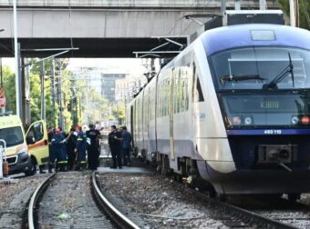 Τραγωδία: Σκοτώθηκε πεζός που παρασύρθηκε από τρένο στην Κωνσταντινουπόλεως
