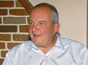 Κώστας Καραμανλής: Αντί για ΔΕΘ πήγε για αγριογούρουνο στη γάστρα σε ταβέρνα του Χορτιάτη