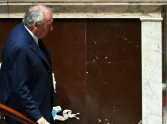 Έπεσε η κυβέρνηση στη Γαλλία – Παγκόσμια αναταραχή – Τι σημαίνει για την Ελλάδα