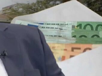 ΧΕΙΡΟΠΕΔΕΣ ΣΤΟΝ ΔΙΕΥΘΥΝΤΗ ΤΗΣ ΚΑΡΔΙΟΧΕΙΡΟΥΡΓΙΚΗΣ ΤΟΥ ΙΠΠΟΚΡΑΤΕΙΟΥ: ΣΥΝΕΛΗΦΘΗ ΓΙΑ ΦΑΚΕΛΑΚΙ 5.000 ΕΥΡΩ – ΑΥΤΟΣ ΕΙΝΑΙ