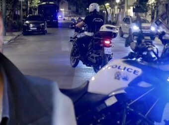 ΣΥΝΕΛΗΦΘΗΣΑΝ ΣΤΑ ΕΞΑΡΧΕΙΑ ΤΑ ΠΑΙΔΙΑ ΠΡΩΗΝ ΠΑΣΙΓΝΩΣΤΟΥ ΥΠΟΥΡΓΟΥ ΤΟΥ ΣΥΡΙΖΑ: ΚΟΥΒΑΛΟΥΣΑΝ ΠΤΥΣΣΟΜΕΝΑ ΓΚΛΟΠ ΚΑΙ ΚΟΚΚΑΛΙΝΑ ΓΑΝΤΙΑ – ΑΥΤΟΣ ΕΙΝΑΙ