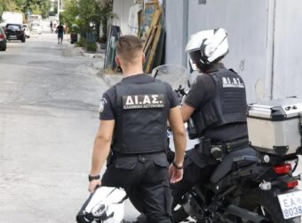 Χειροπέδες στα παιδιά πασίγνωστου πολιτικού και πρώην υπουργού του ΣΥΡΙΖΑ, πέρασαν άνδρες της ομάδας ΟΠΚΕ στα Εξάρχεια.