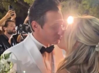Παντρεύτηκαν ο Πάνος Καλίδης και η Λεάννα Μάρκογλου – Η άφιξη της νύφης και το φιλί