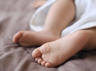 Ξυπνάει μνήμες από τις υποθέσεις Moupτζούκou και Πισπιpίγκou: Φάκελος με μυστηριώδη θάνατο βρέφους στην Πάτρα ανατρέπει παλιές ιατροδικαστικές εκθέσεις