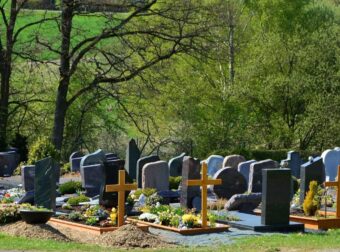 Της “κακομοίρας” σε νεκροταφείο: Άγριος καβγάς πάνω από τους τάφους, Πλακώθηκαν με τα φτυάρια που έθαβαν τους νεκρούς