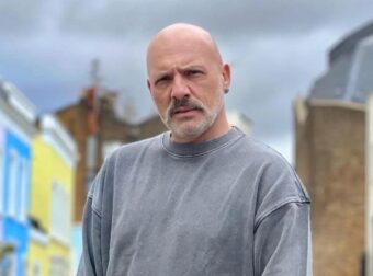 Νίκος Μουτσινάς: Σε θεατρική παράσταση από το 2026