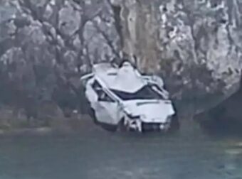 Νέο τραγωδία στην χώρα μας με νεκρό έναν νέο άνθρωπο: 23χρονος νεκρός σε τροχαίο με πτώση αυτοκινήτου στη θάλασσα